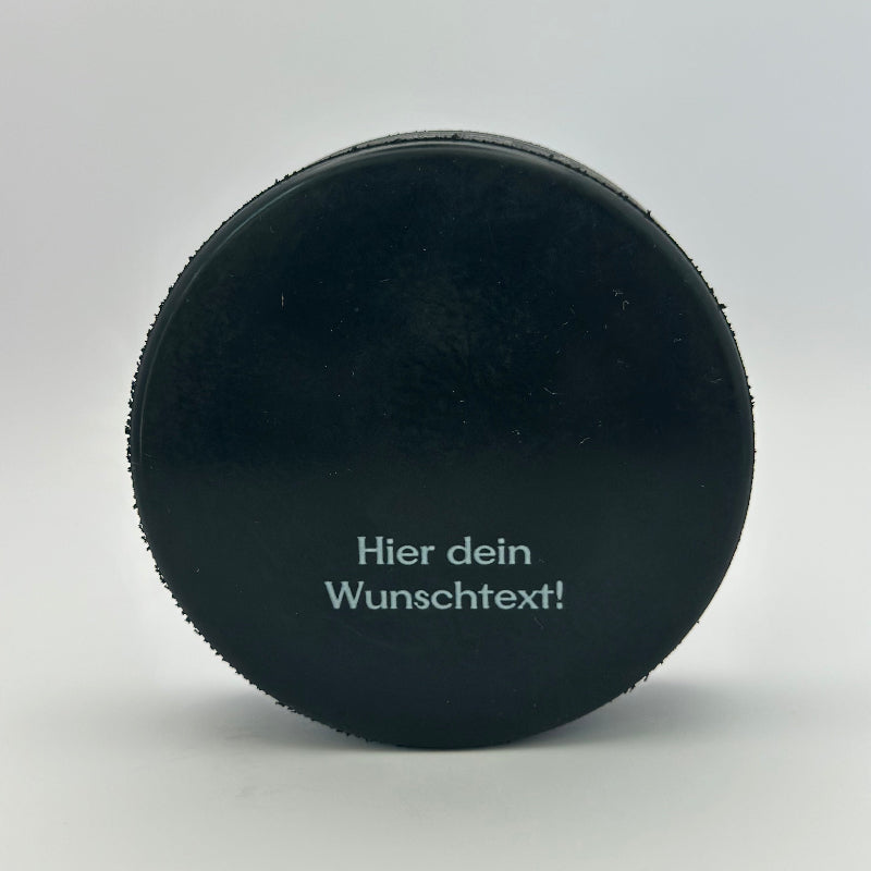 personalisierter Eishockey Puck mit Text auf der Rückseite
