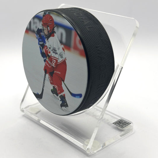 Transparenter Plexiglas Puckhalter von Puckit mit eingelegtem Eishockey-Puck