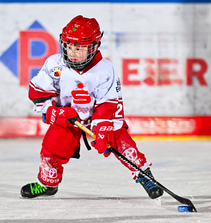 Nachwuchs-Eishockeyspieler in Action auf dem Eis