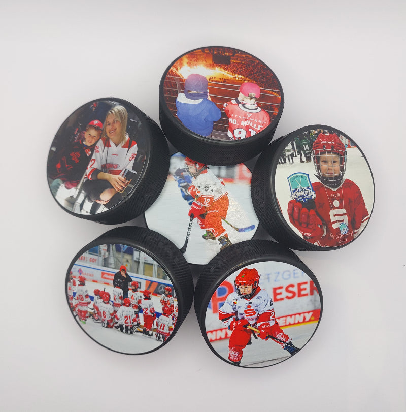 Individuell gestatete Eishockey Pucks mit Fotos von Kindern im Eishockey Outfit uns Spielszenen, ideal als personalisiertes Geschenk oder Erinnerungsstück.