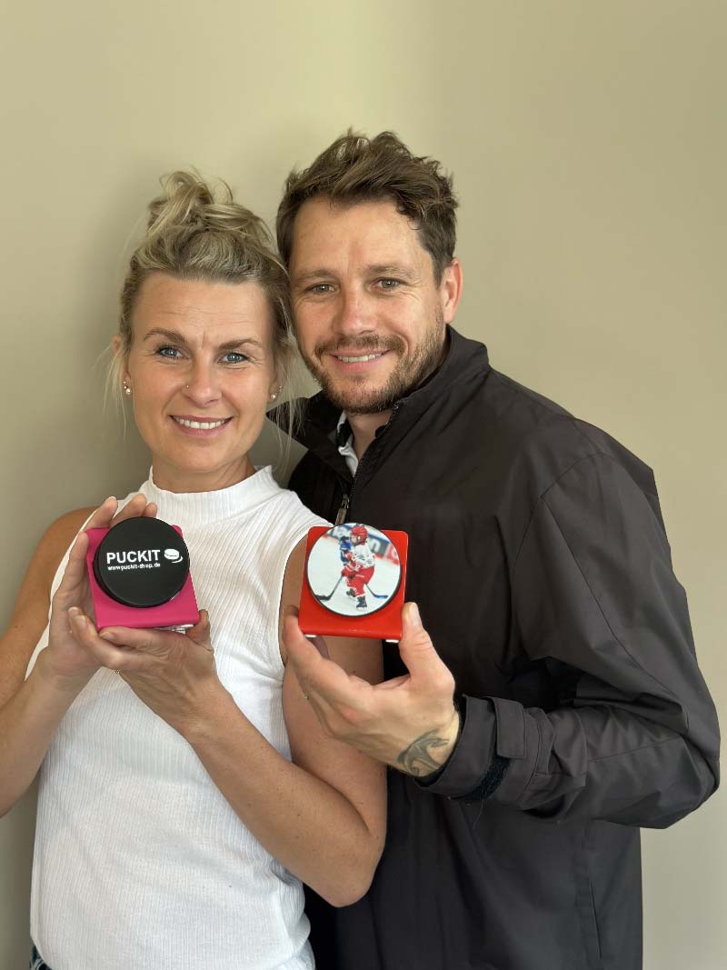 PUCKIT Gründerpaar präsentiert Puckhalter – Über uns Seite