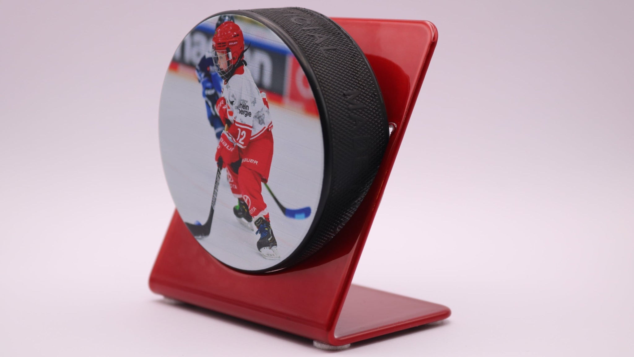 Roter Puckhalter mit personalisiertem Eishockey-Puck, bedruckt mit einem Foto eines Spielers in roter Ausrüstung