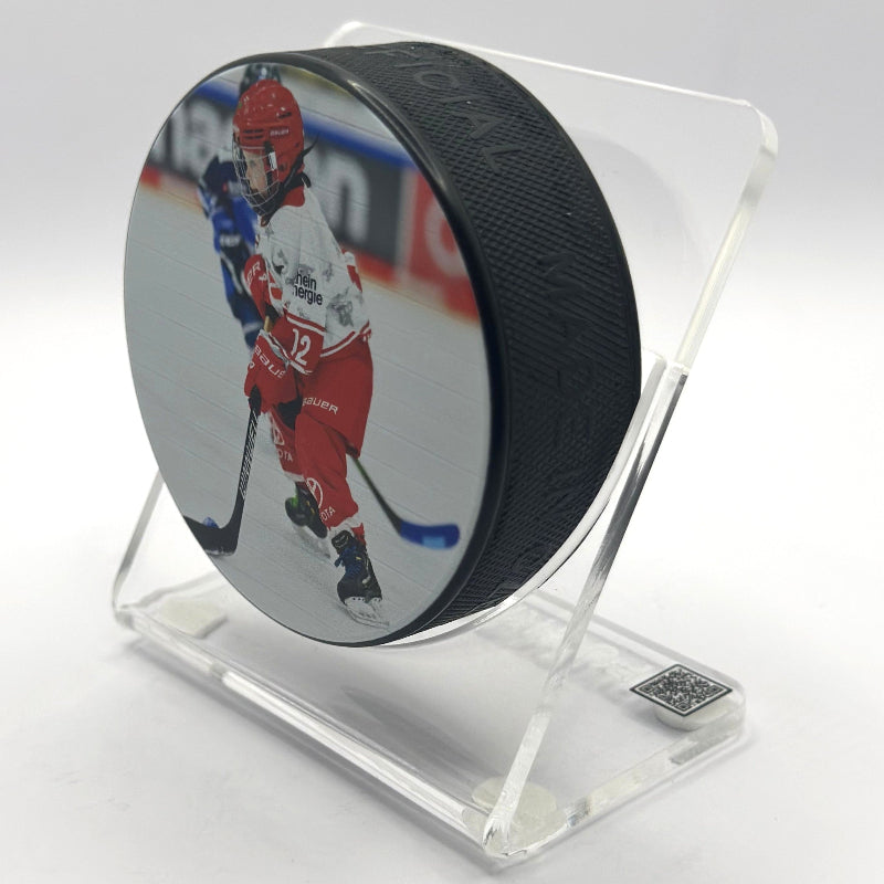 Transparenter Plexiglas Puckhalter von Puckit mit eingelegtem Eishockey-Puck