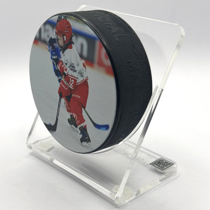 Transparenter Plexiglas Puckhalter von Puckit mit eingelegtem Eishockey-Puck