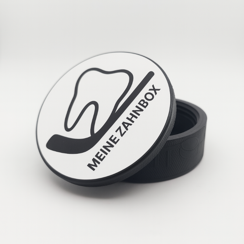 Geöffnete Zahnbox im Eishockey-Puck-Design mit Schraubdeckel