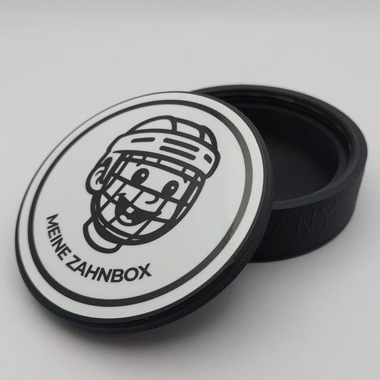 Zahndose im Eishockey Puck Design mit Eishockey Comic Kind und Zahnlücke – Dose mit offenem Deckel