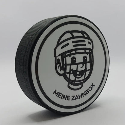Zahndose im Eishockey Puck Design mit Eishockey Comic Kind und Zahnlücke – Vorderansicht