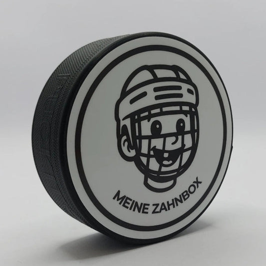 Zahndose im Eishockey Puck Design mit Eishockey Comic Kind und Zahnlücke – Vorderansicht