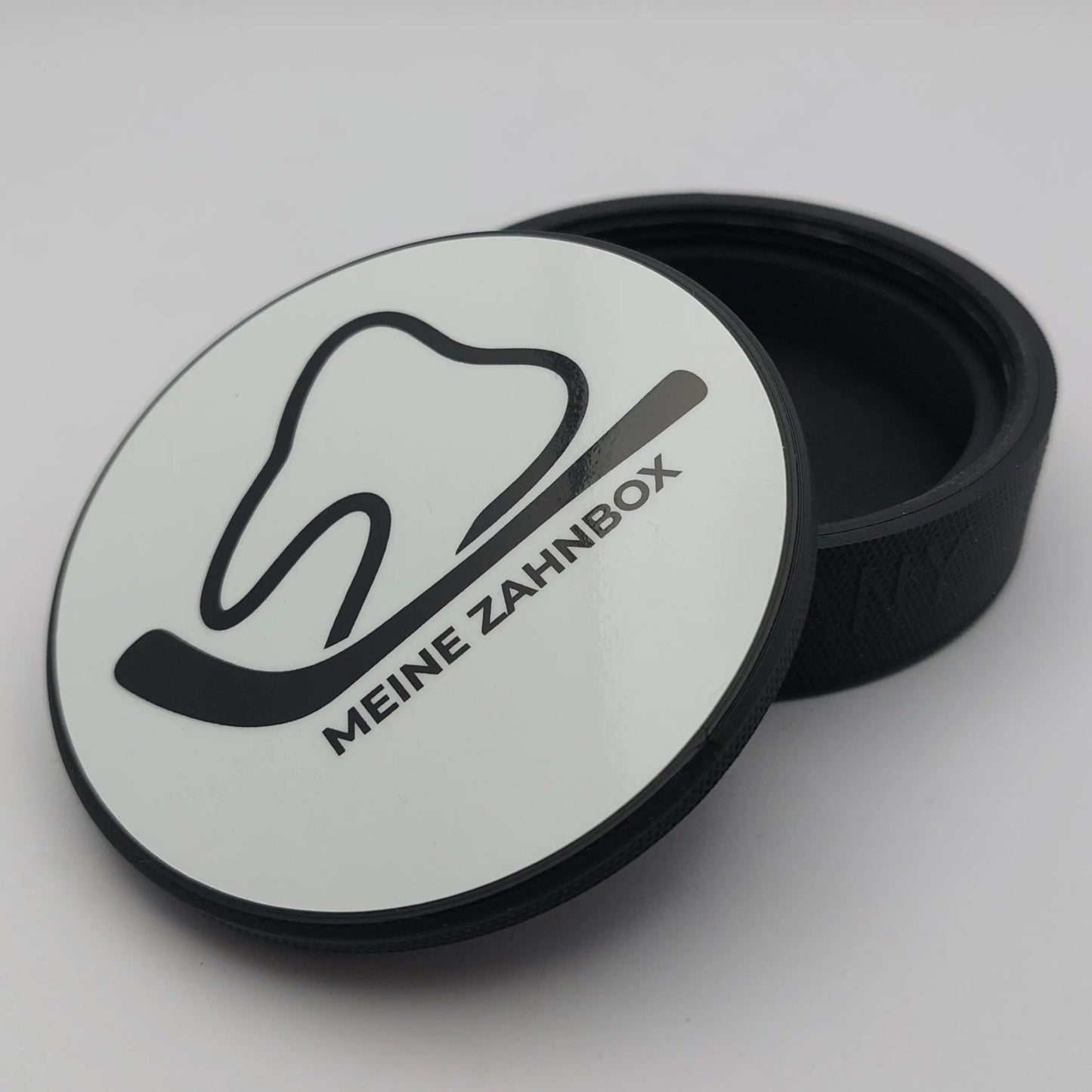 Zahndose im Eishockey Puck Design mit Zahn und Schläger Symbol – Dose mit offenem Deckel