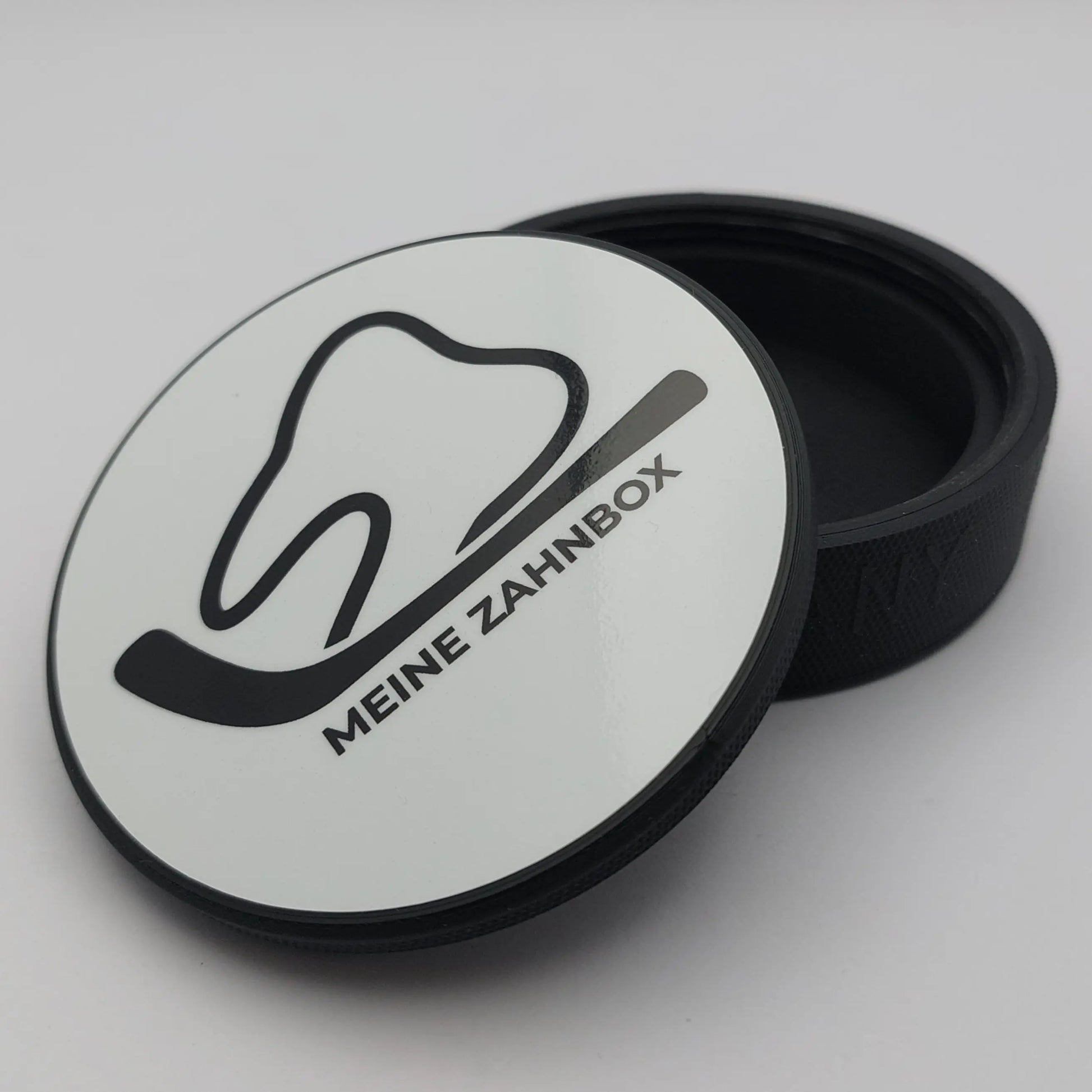 Zahndose im Eishockey Puck Design mit Zahn und Schläger Symbol – Dose mit offenem Deckel