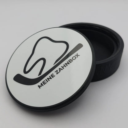 Zahndose im Eishockey Puck Design mit Zahn und Schläger Symbol – Dose mit offenem Deckel